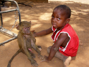 Děcko s opičkou