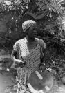 Žena s dřevěnou rýžovací miskou