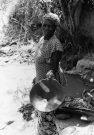 Žena s dřevěnou rýžovací miskou